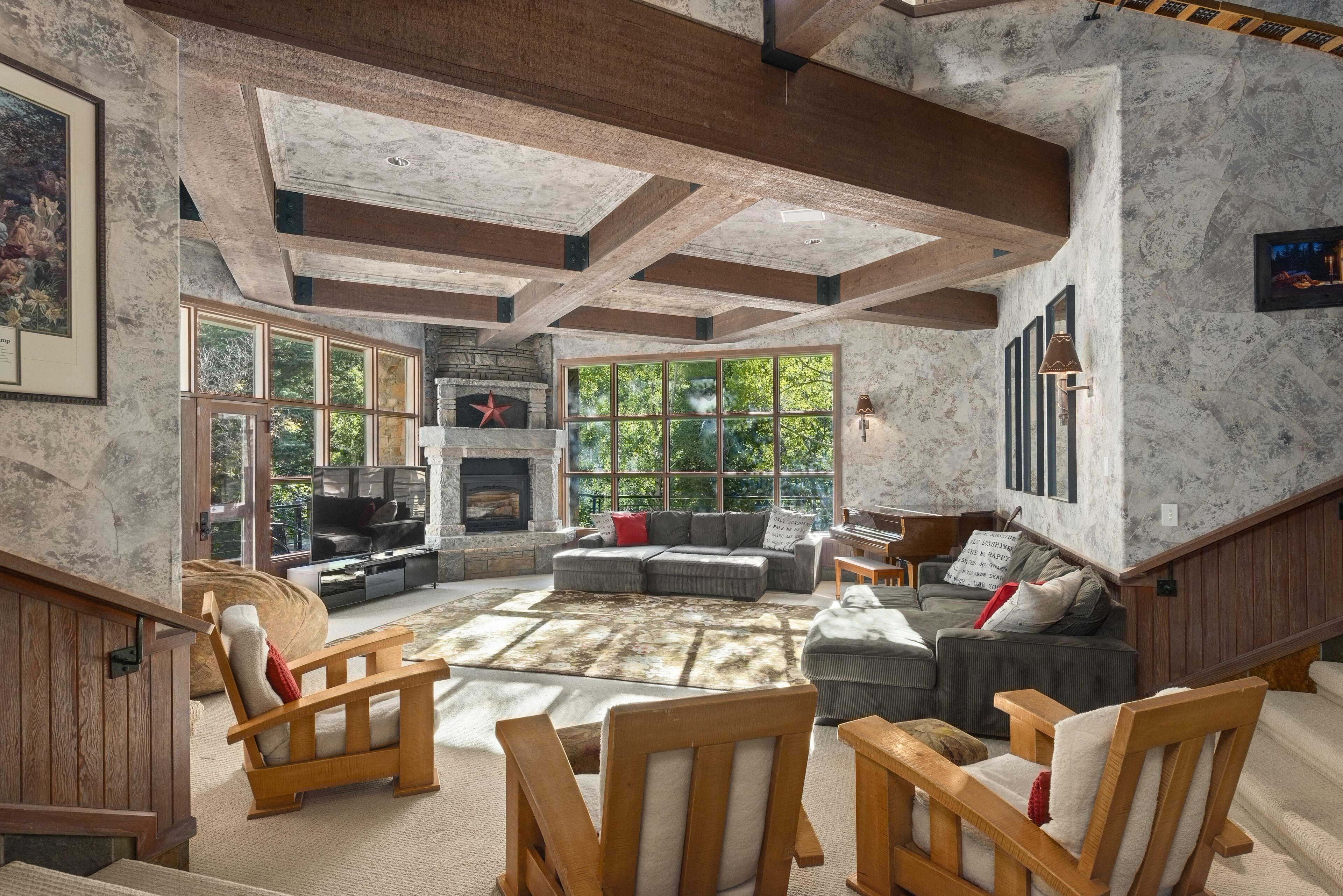 Sundance Massive Cabin - Huge hot tub, Fireplaces in each room, acres of privacy