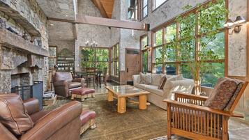 Älytelevisio, takka, videopelejä, DVD-soitin