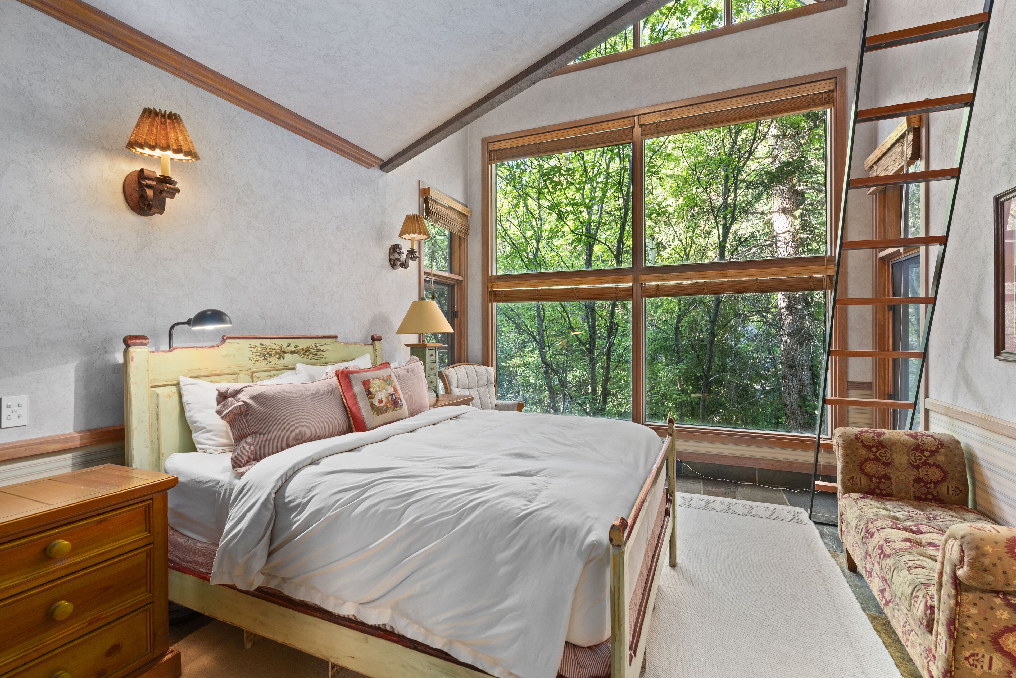 12 bedrooms, desk, iron/ironing board, free WiFi