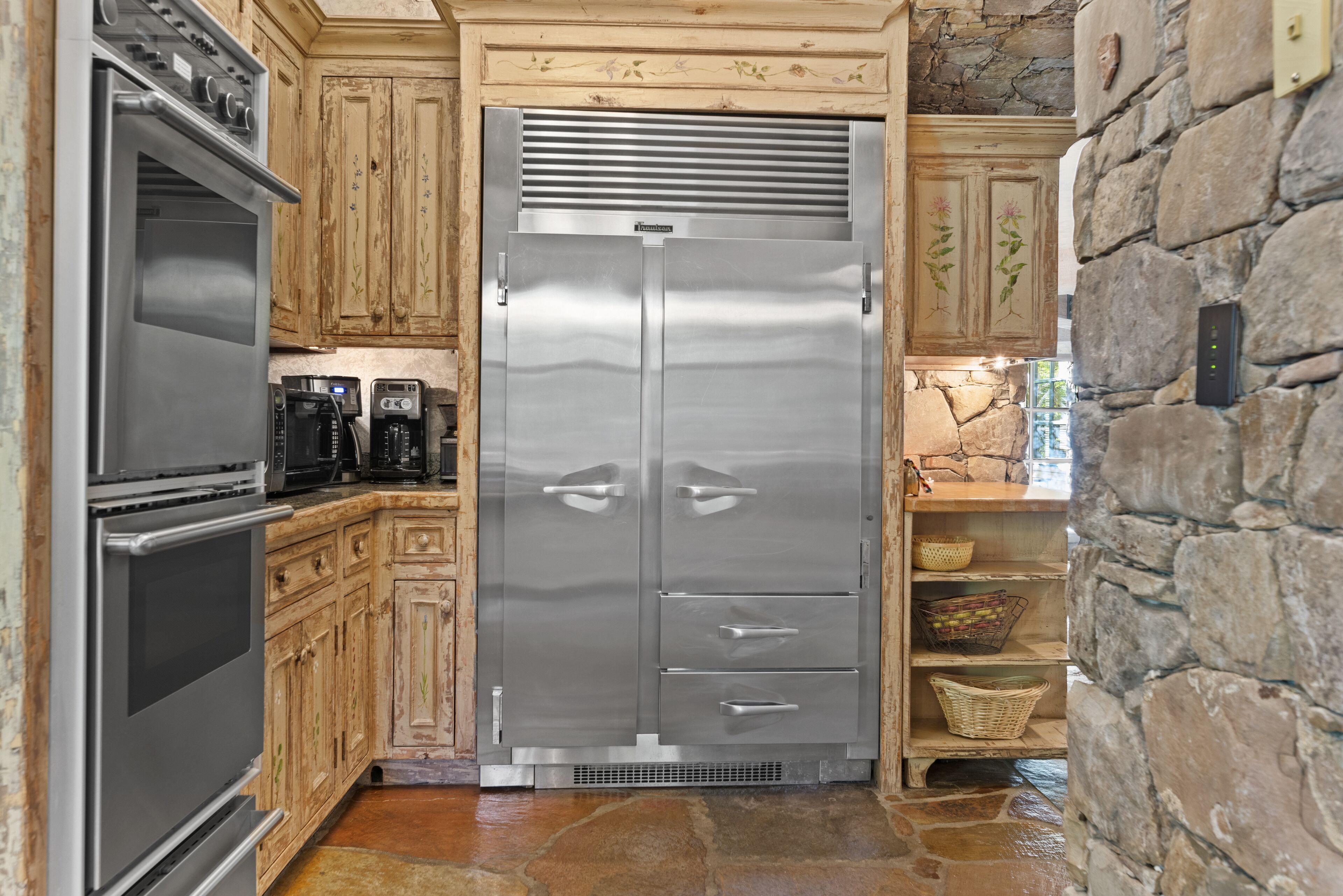 Sundance Massive Cabin - Huge hot tub, Fireplaces in each room, acres of privacy