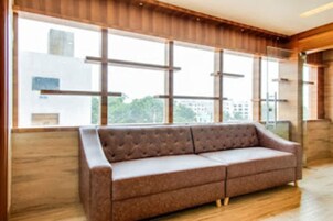 Coin salon dans le hall