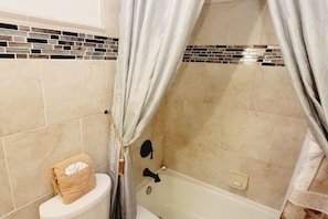 Articles de toilette (gratuits), séchoir à cheveux, serviettes fournies