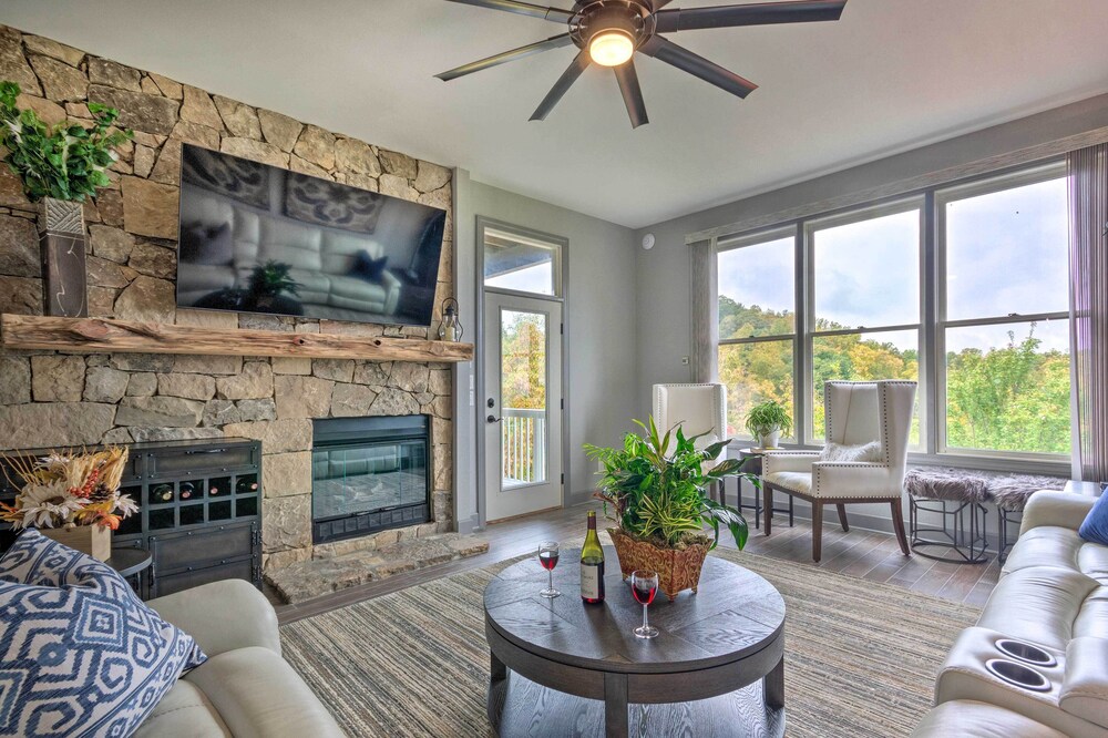 Modern Smokies Retreat w/ Balcony + Mtn Views