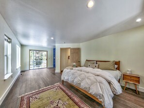 4 bedrooms, desk, iron/ironing board, travel cot