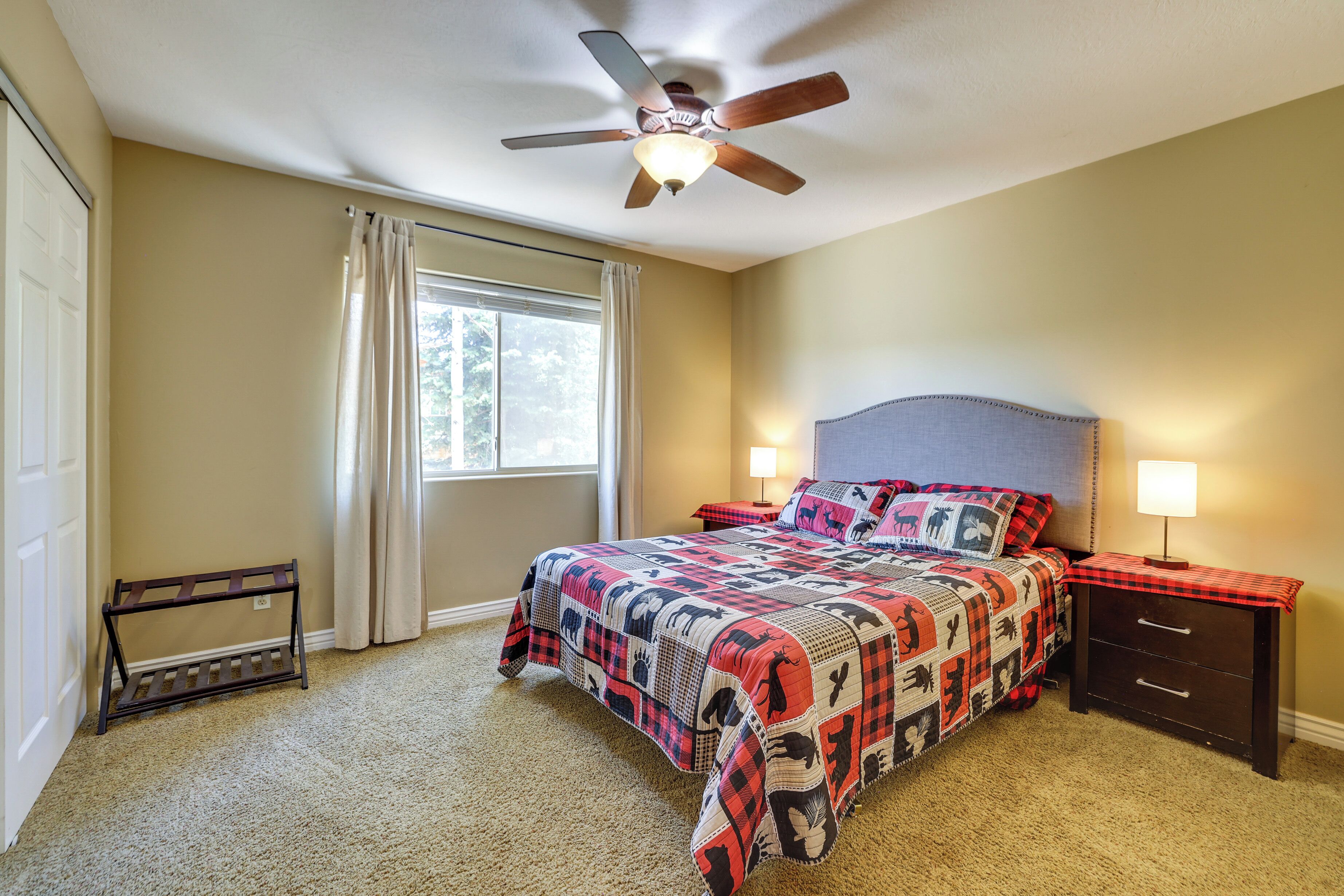 Deluxe Cabin w/ Game Room, Nat’l Parks Nearby!