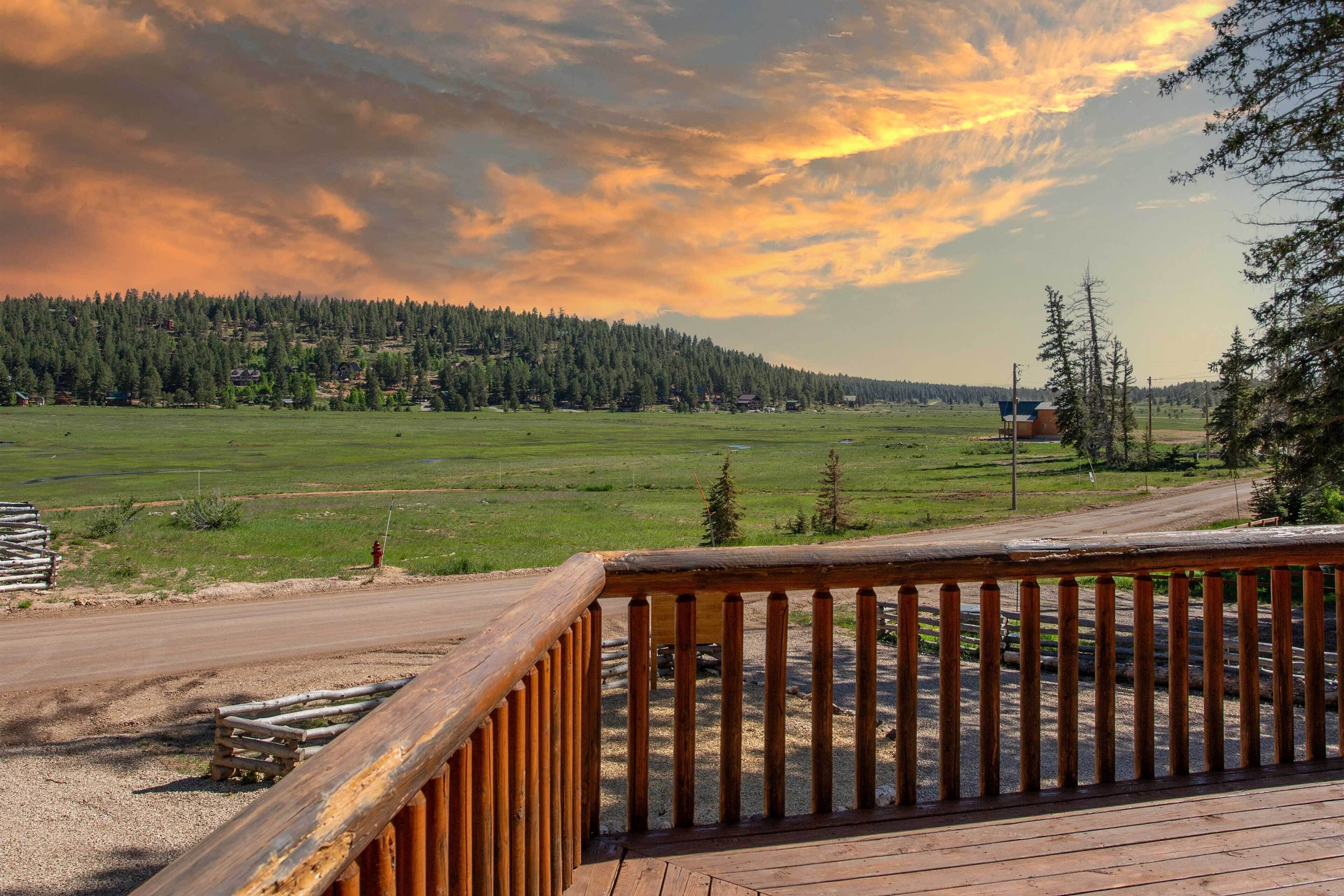 Deluxe Cabin w/ Game Room, Nat’l Parks Nearby!