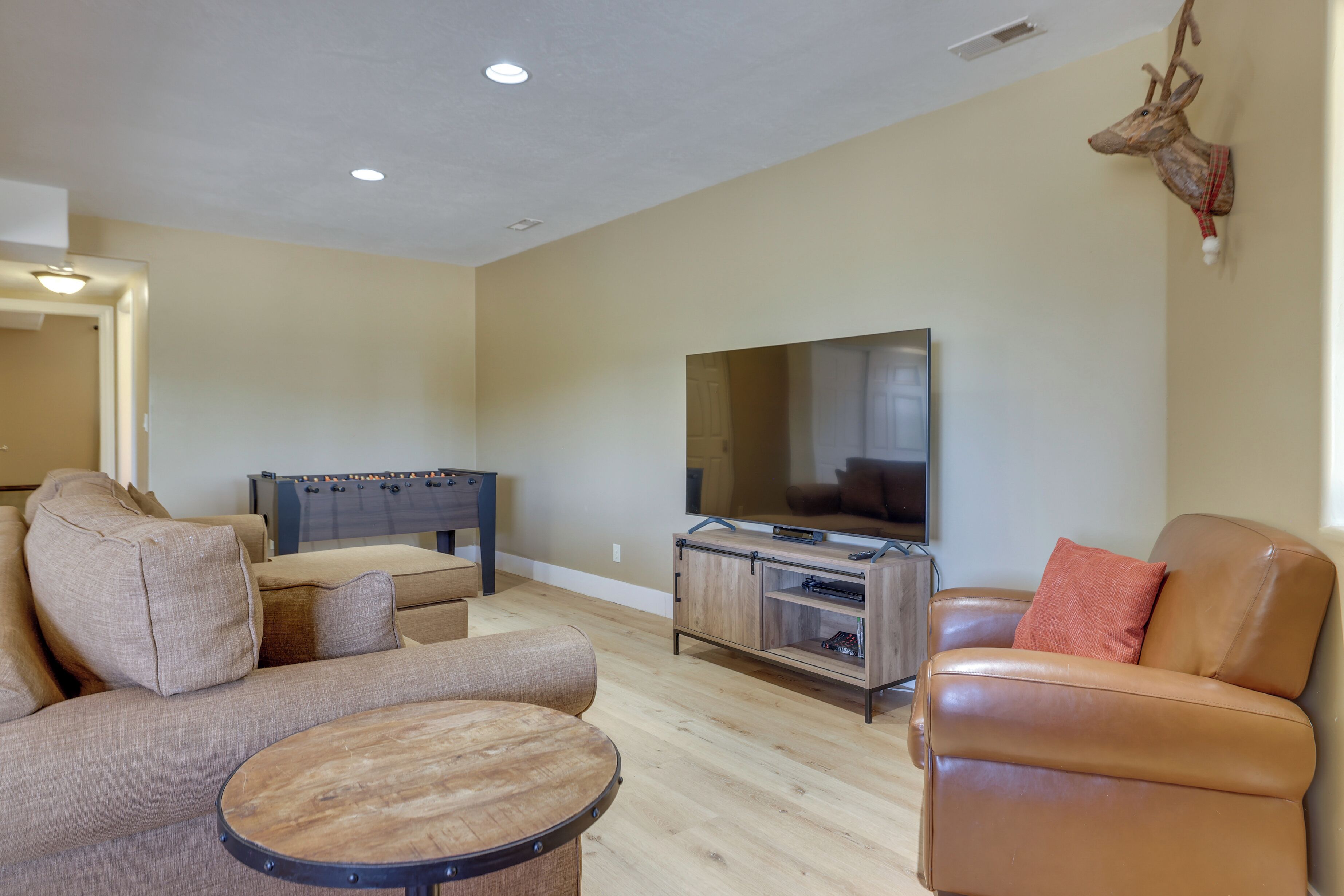 Deluxe Cabin w/ Game Room, Nat’l Parks Nearby!