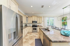 Jääkaappi, mikroaaltouuni, liesi, astianpesukone