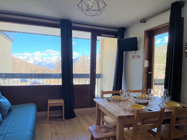 Dining - Cozy Studio for 4, Ski-in/Ski-out, Near Village, Parking, Pets Welcome (Montgenèvre)