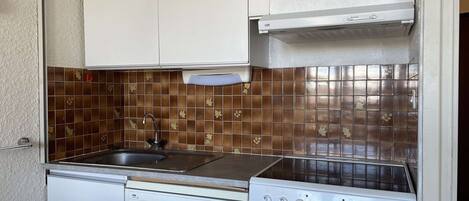 Jääkaappi, mikroaaltouuni, uuni, liesi