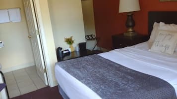 Standard Room, 1 Queen Bed, Non Smoking | Bathroom | Hair dryer
