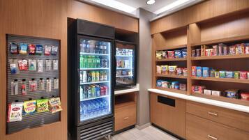 Un área de venta automática con variedad de bebidas y aperitivos de diferentes marcas.