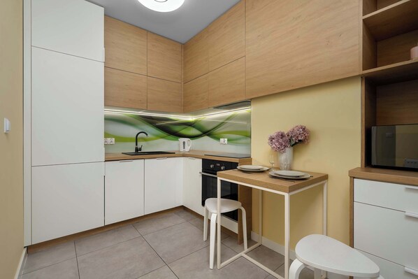Fridge, oven, stovetop, dishwasher