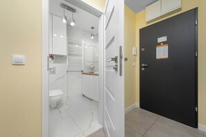 Shower, hair dryer, towels, shampoo - Climatic Apartment in Wroclaw | Parking | Balcony (Wrocław)
