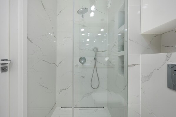Dusche, Haartrockner, Handtücher, Shampoo
