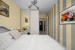 2 bedrooms, desk, iron/ironing board, travel cot - Climatic Apartment in Wroclaw | Parking | Balcony (Wrocław)