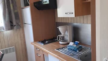 Réfrigérateur, micro-ondes, plaque de cuisson, cafetiÚre/bouilloire