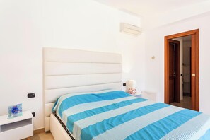 3 dormitorios, tabla de planchar con plancha, ropa de cama