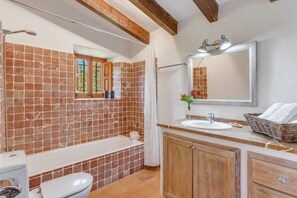 Bathtub, hair dryer, towels - Finca "Can Peric" surrounded by the mountains of the Sierra de Tramontana (Pollensa)