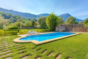 Pool - Finca "Can Peric" surrounded by the mountains of the Sierra de Tramontana (Pollensa)