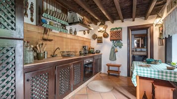 Fridge, oven, stovetop, coffee/tea maker