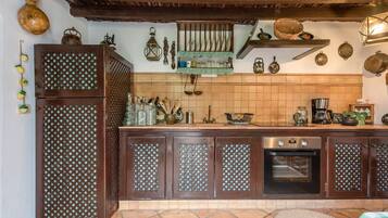 Refrigerador, horno, parrilla de estufa y cafetera y tetera