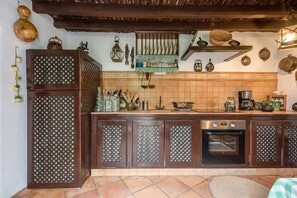 ثلاجة، فرن، موقد طهي مسطح، ماكينة لصنع القهوة/الشاي