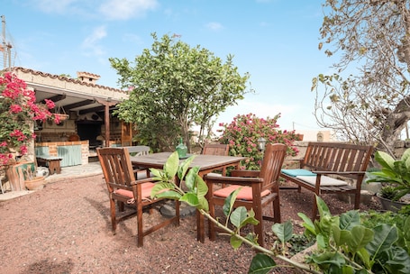 Outdoor dining. Country Home “Casa Rural El Moral“ with Mountain View, Wi-Fi, Terrace & Garden