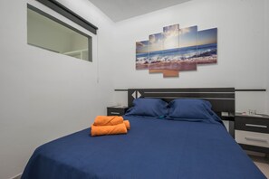 1 habitación, tabla de planchar con plancha, wifi gratis y ropa de cama 