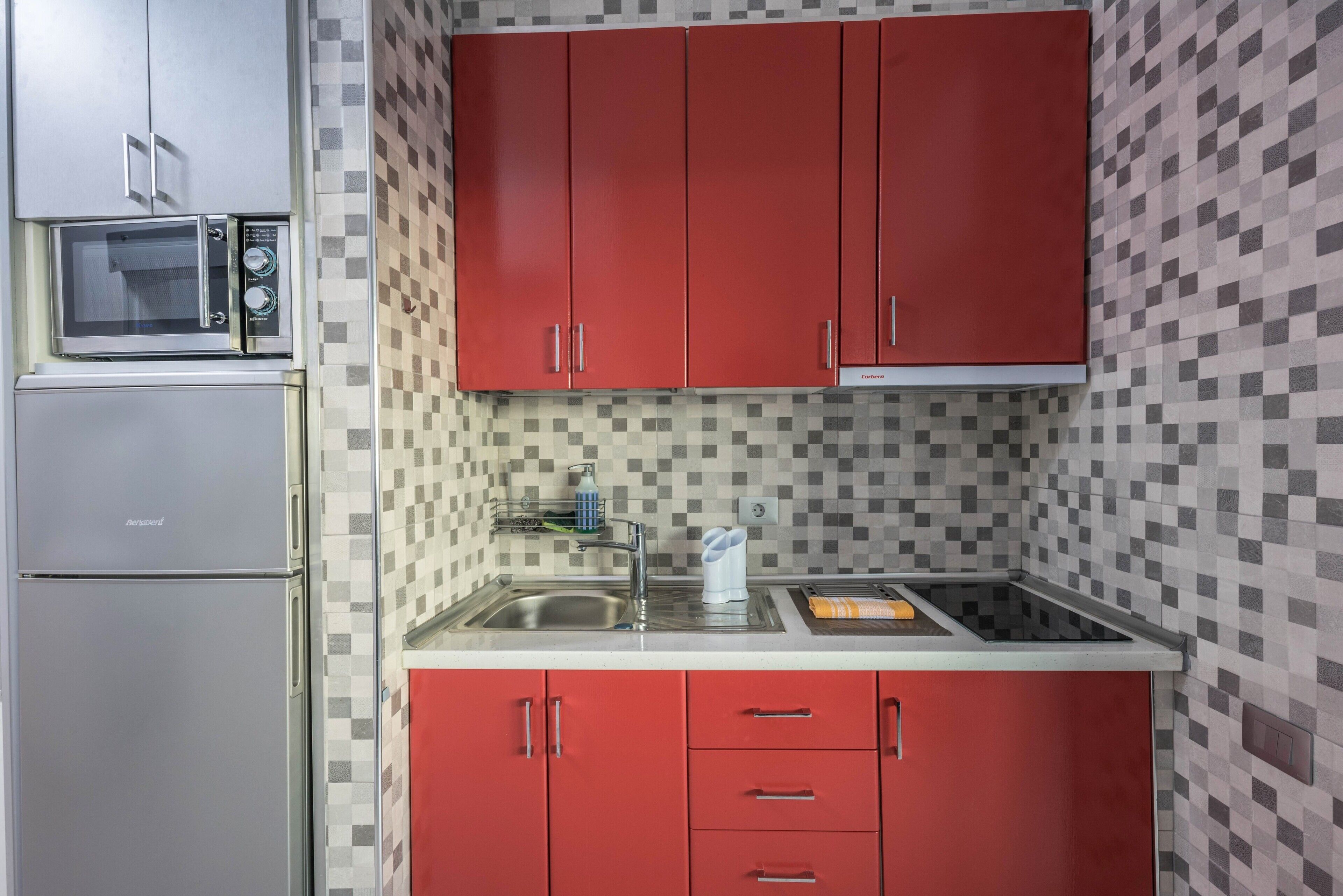 Køleskab, mikrobølgeovn, kogeplade, kaffe-/temaskine