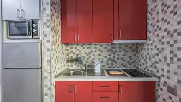 Køleskab, mikrobølgeovn, kogeplade, kaffe-/temaskine