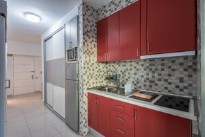 Refrigerador, microondas, parrilla de estufa y cafetera y tetera 