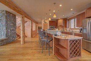 Fridge, microwave, oven, stovetop - Steamboat Haus|Private Mountain Home! (Steamboat Springs)