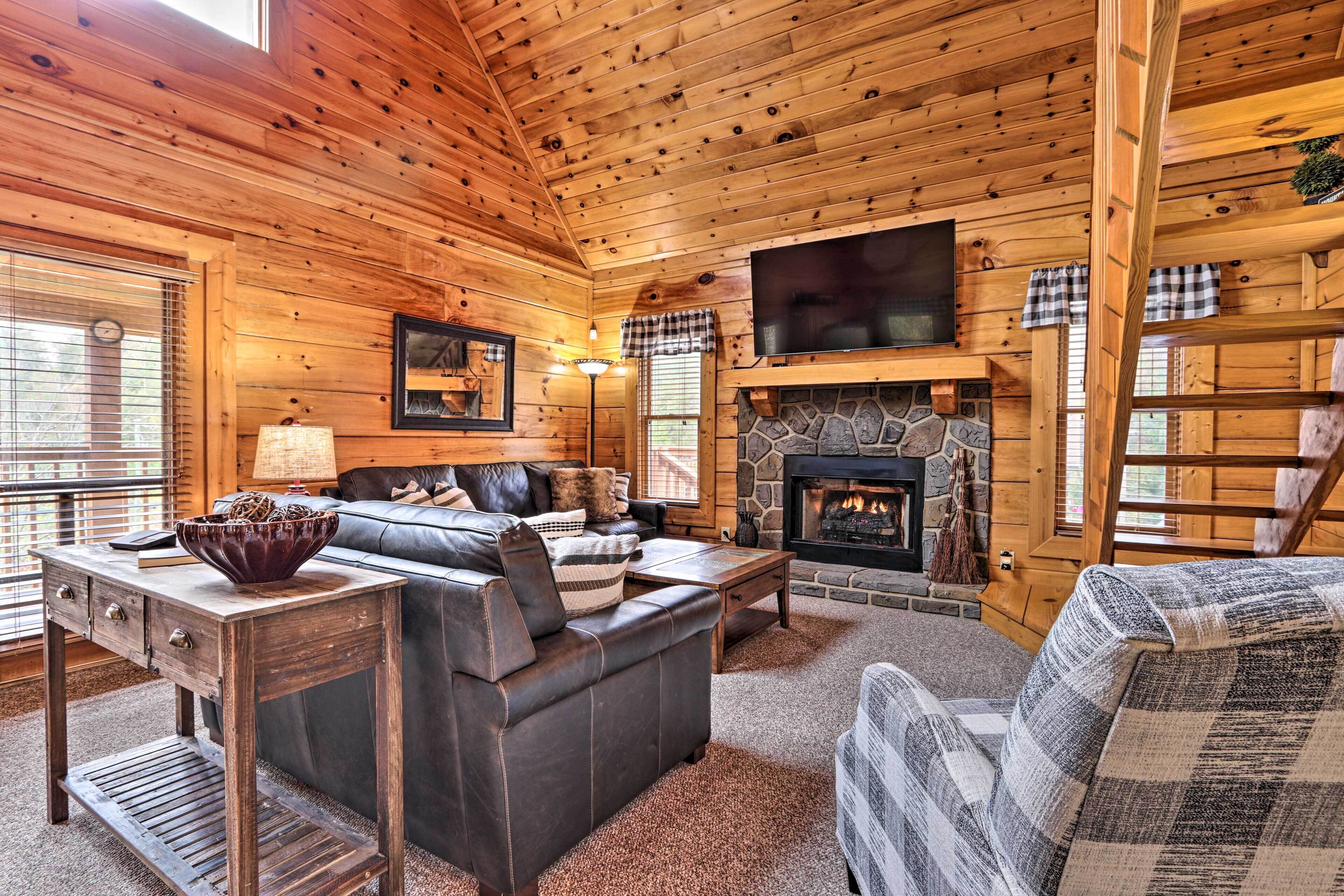 Homey Sevierville Cabin w/ Deck Near Pigeon Forge!
