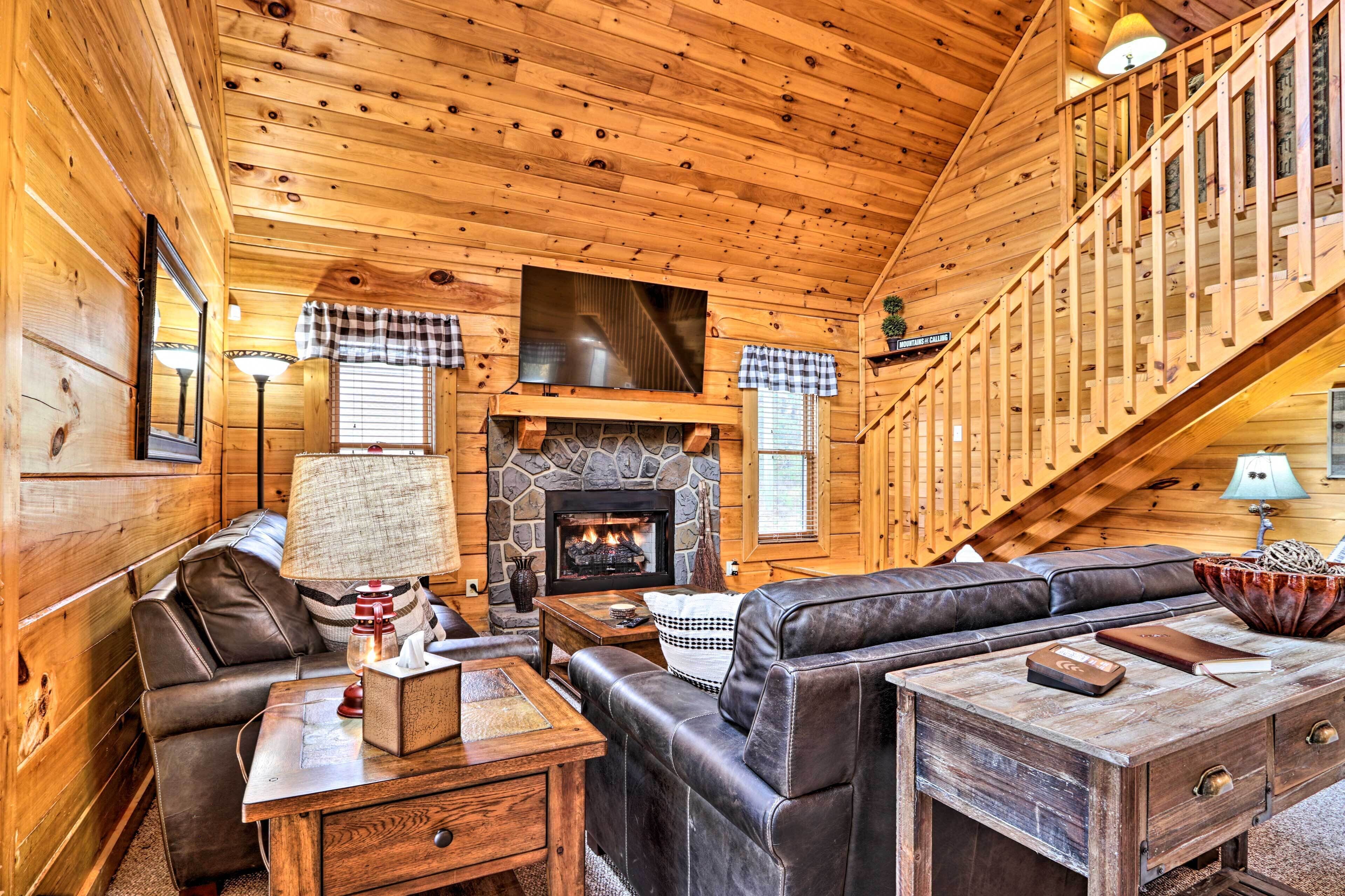 Homey Sevierville Cabin w/ Deck Near Pigeon Forge!