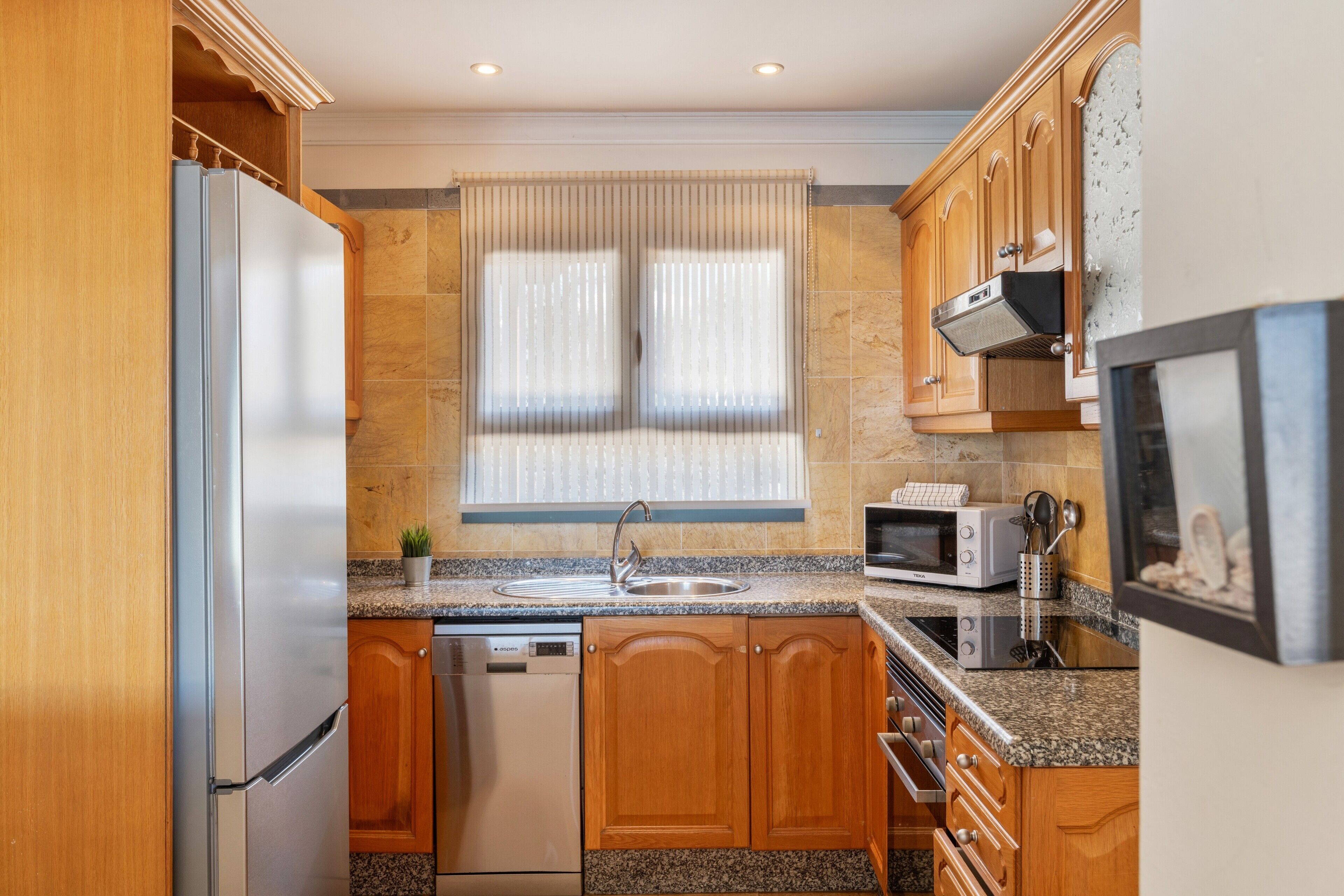 Refrigerador, microondas, horno, placa de cocina