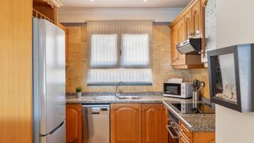 Refrigerador, microondas, horno, placa de cocina