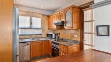 Køleskab, mikrobølgeovn, ovn, kogeplade