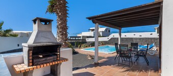 Holiday Home “Villa Tania” with Sea View, Mountain View, Pool, Garden, Terraces & Wi-Fi