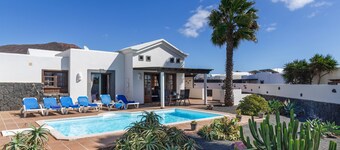 Holiday Home “Villa Tania” with Sea View, Mountain View, Pool, Garden, Terraces & Wi-Fi