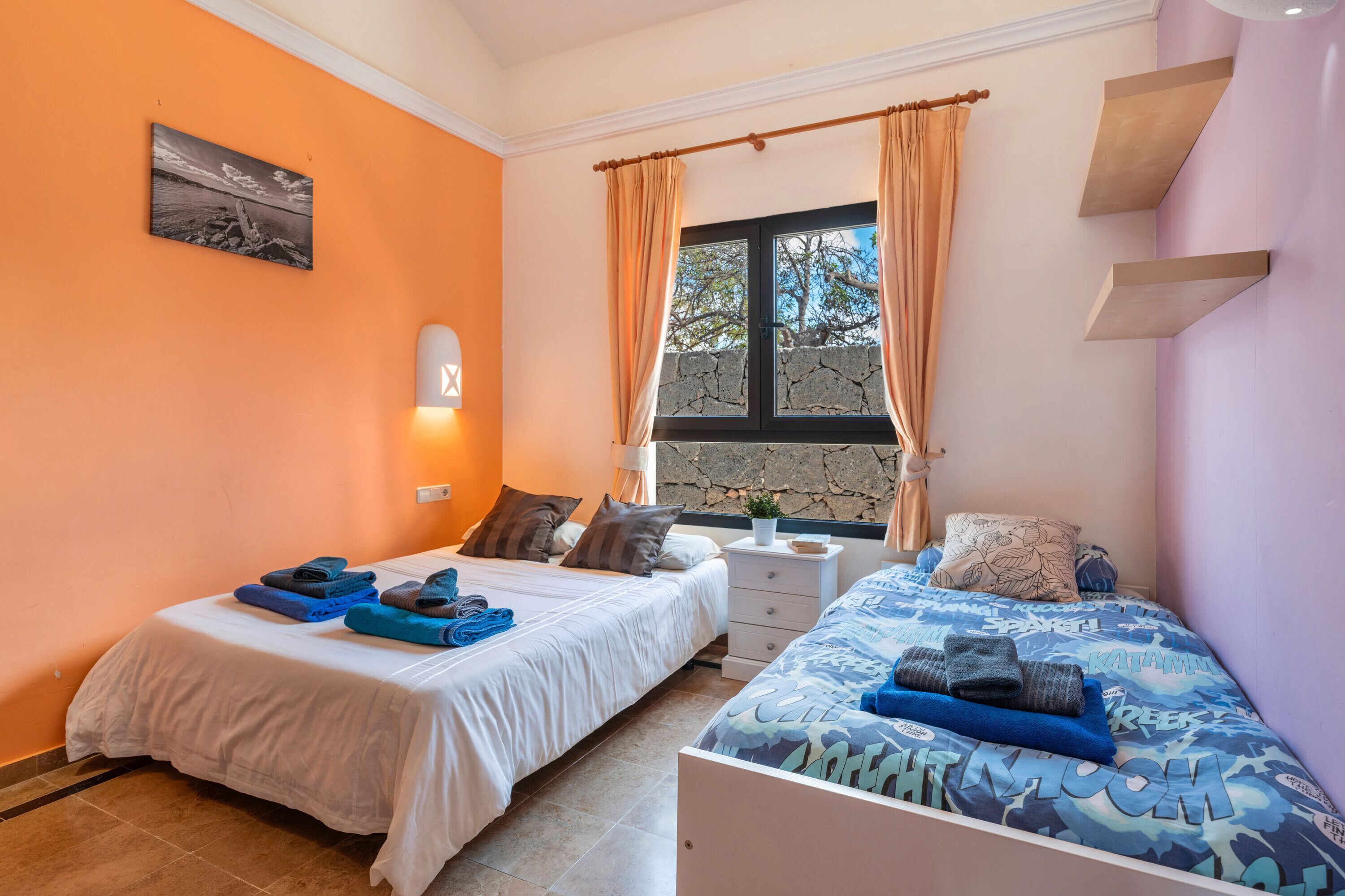 3 slaapkamers, een strijkplank/strijkijzer, gratis wifi, beddengoed