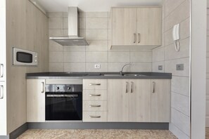 Fridge, microwave, oven, stovetop - Cosy Apartment “Apartamento Pardela” in Playa San Juan close to the Beach (Playa San Juan)