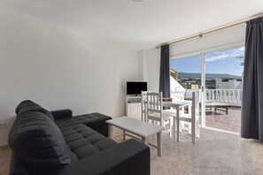 TV - Cosy Apartment “Apartamento Pardela” in Playa San Juan close to the Beach (Playa San Juan)