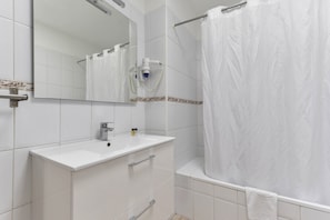 Badewanne, Haartrockner, Handtücher