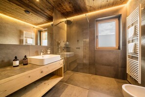 Shower, hair dryer, towels - Holiday Apartment "Seebrunn - Riemerbergl Alm" with Wide View, Wi-Fi and Terrace (Ulten)