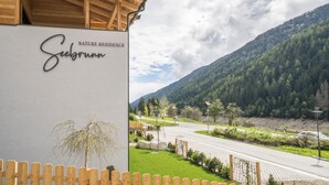 Un edificio con un cartel que dice 'Nature Residence Seebrun'.