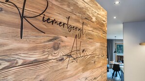 Pared de madera con el texto 'Riemergold' grabado.