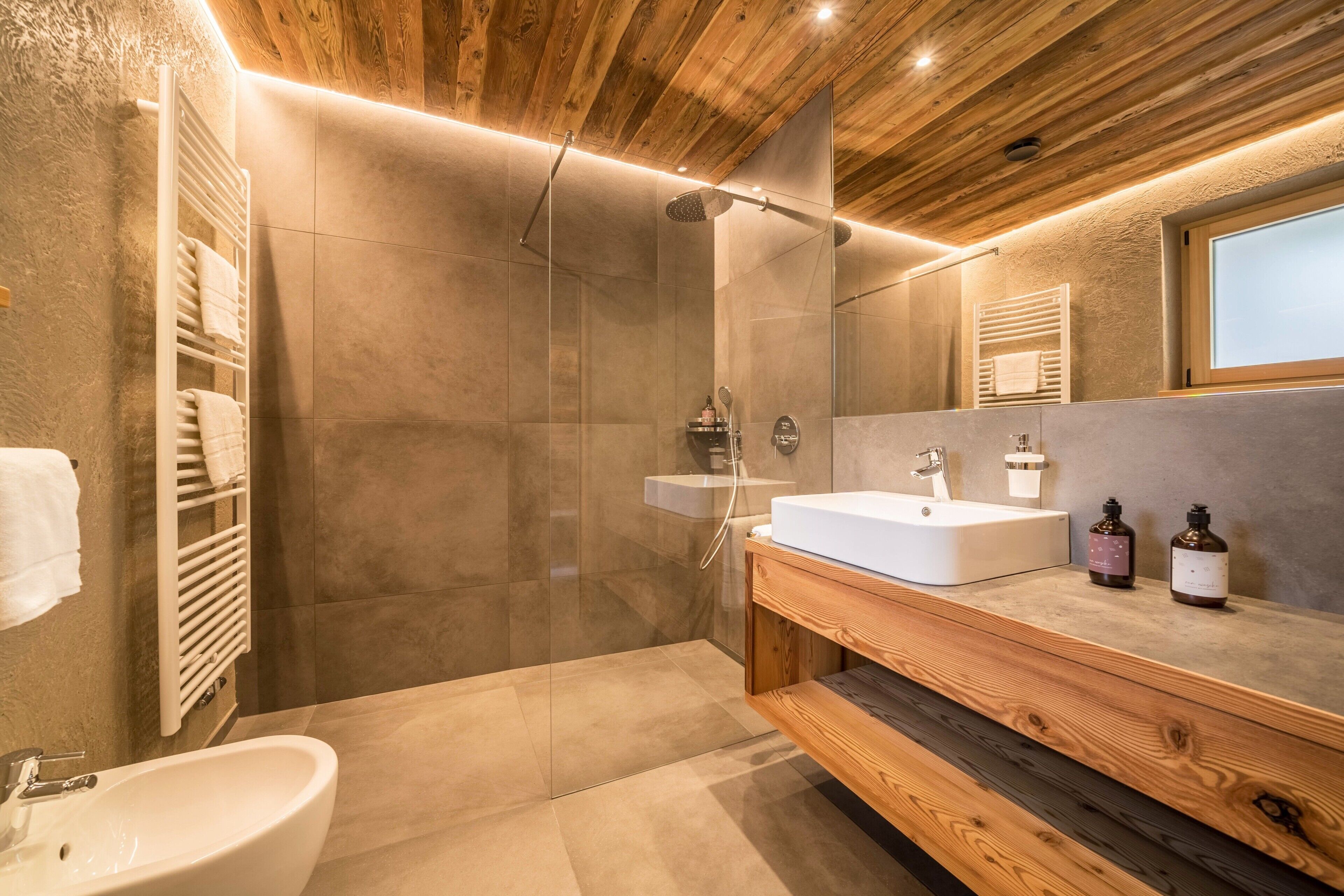 Regadera, amenidades de baño gratuitas, secadora de cabello, toallas 
