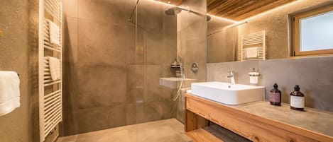 Ducha, artículos de tocador gratuitos, secador de pelo, toallas