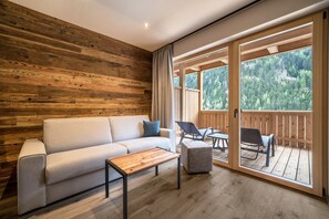 TV - Apartment “Seebrunn - Schusterhüttl Alm” with Mountain and Lake View, Terrace & Garden (Ulten)